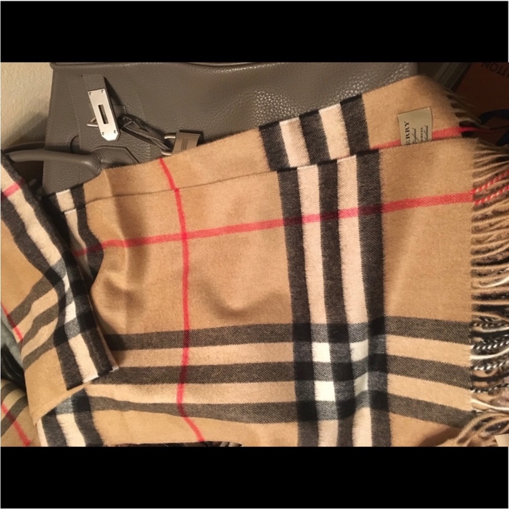 BURBERRY SCARF SALE - Picture 16 of 16